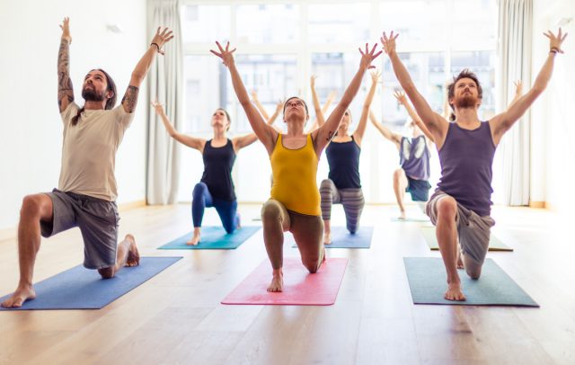 L’attribut alt de cette image est vide, son nom de fichier est classe_yoga_homme_femme.jpg.